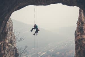 Risikotragfähigkeit: Bergsteiger am Abseilen