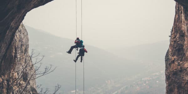 Risikotragfähigkeit: Bergsteiger am Abseilen