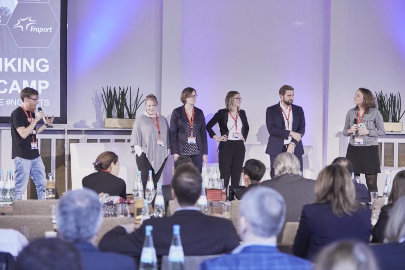 Martin Kulik präsentiert die Design Thinking Challenge auf der Hamburg Aviation Conference 2019_BankingHub