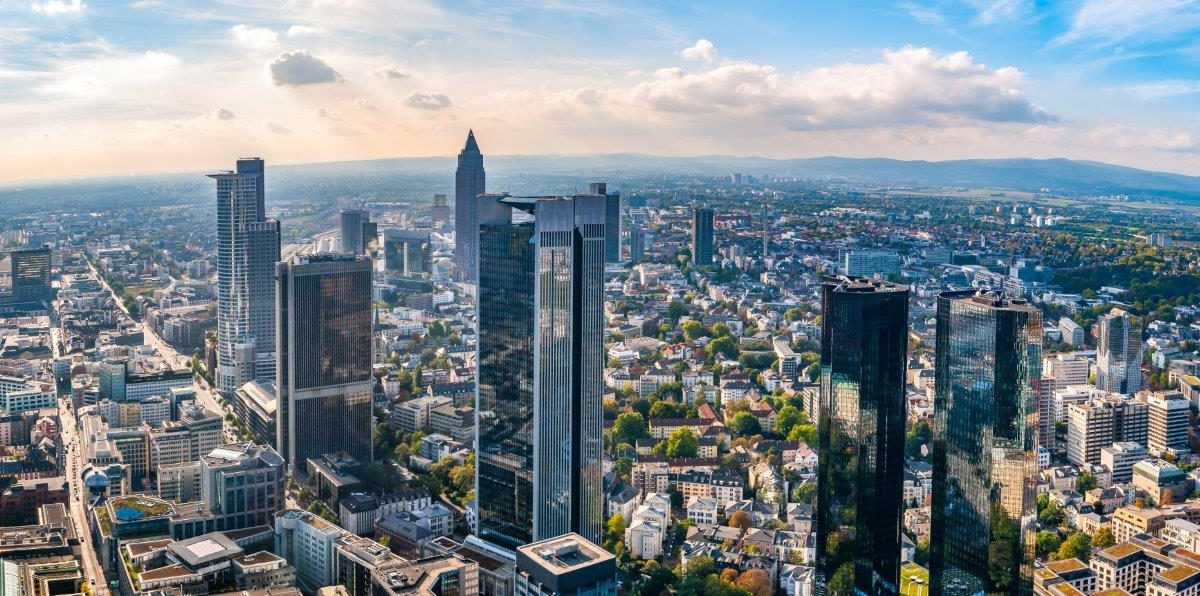 Skyline Frankfurt am Main in Deutschland mit den Finanzgebäuden bei Tageslicht in zeb.market flash (Issue 29 – April 2019) / BankingHub