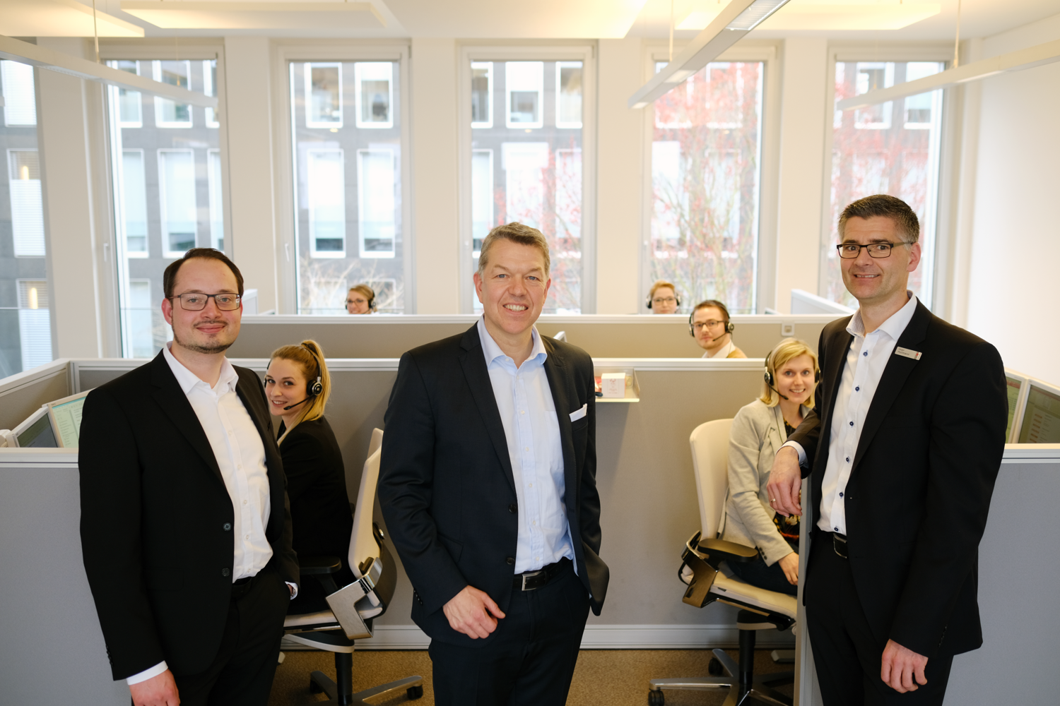 Im Vertriebsraum der Business-Line (von links): Pascal Uhl, LzO-Vorstandsmitglied Olaf Hemker und Business-Line-Leiter Holger Hullmann