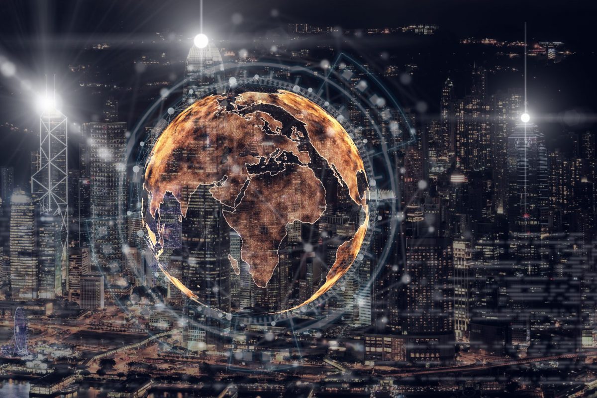 Abstraktes Bild von Weltkugel vor Stadt als Metapher für Interview mit Finastra – drittgrößtes Finanztechnologieunternehmen der Welt