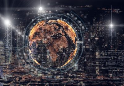 Abstraktes Bild von Weltkugel vor Stadt als Metapher für Interview mit Finastra – drittgrößtes Finanztechnologieunternehmen der Welt