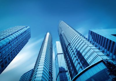 Skyline Hochhäuser als Metapher für Megafusion europäischer Banken – quo vadis / BankingHub