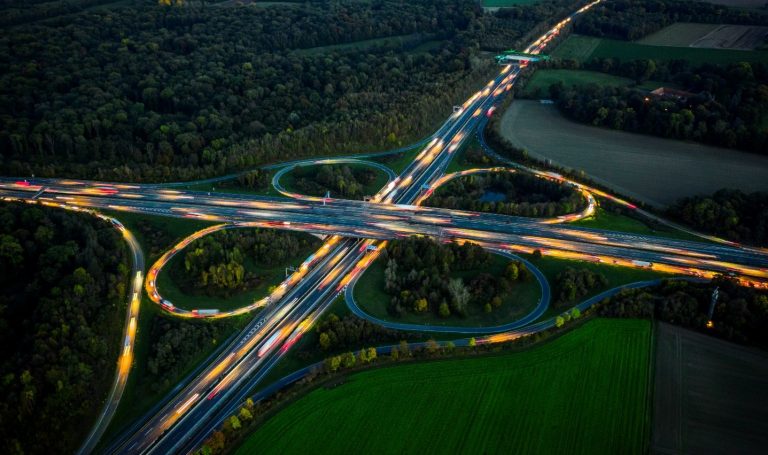 Autobahn als Metapher für " Firmenkundenstudie 8.0 - Geschwindigkeit aufnehmen. Orientierung behalten"
