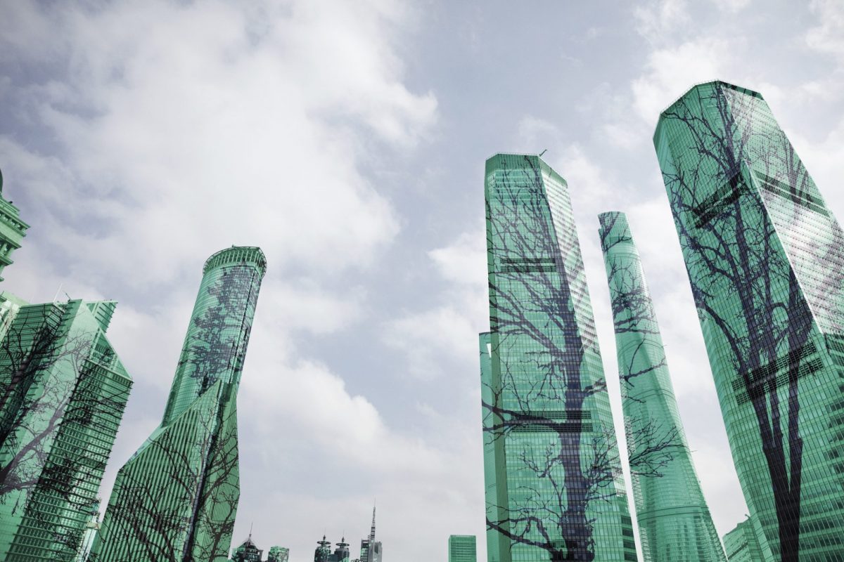 Abstrakte Wolkenkratzer, die Bäume , die nach oben ranken darstellen als Metapher für den Artikel "ESG-Investitionen auf dem Vormarsch"