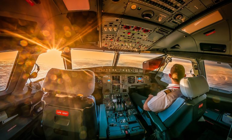 Pilot im Cockpit als Metapher für den Artikel "Effektive Fehlerkultur – Impulse aus der Luftfahrt"
