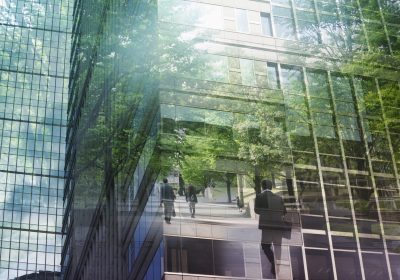 Businessmenschen im Grünen auf dem Weg zur Arbeit als Metapher für "Private Banking Studie – Österreich 2020: Nachhaltigkeit als Wachstumschance"