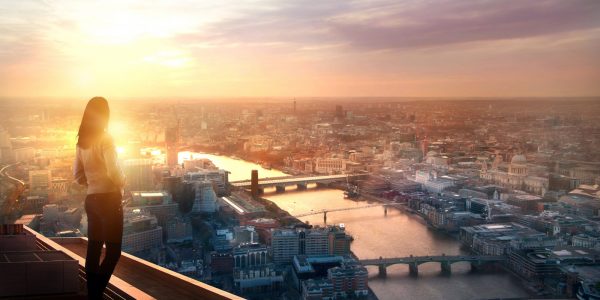 Frau über den Dächern von London mit Blick auf Skyline als Metapher für den Artikel "Bankensektor 2021 – erste Halbzeit ist vielversprechend"