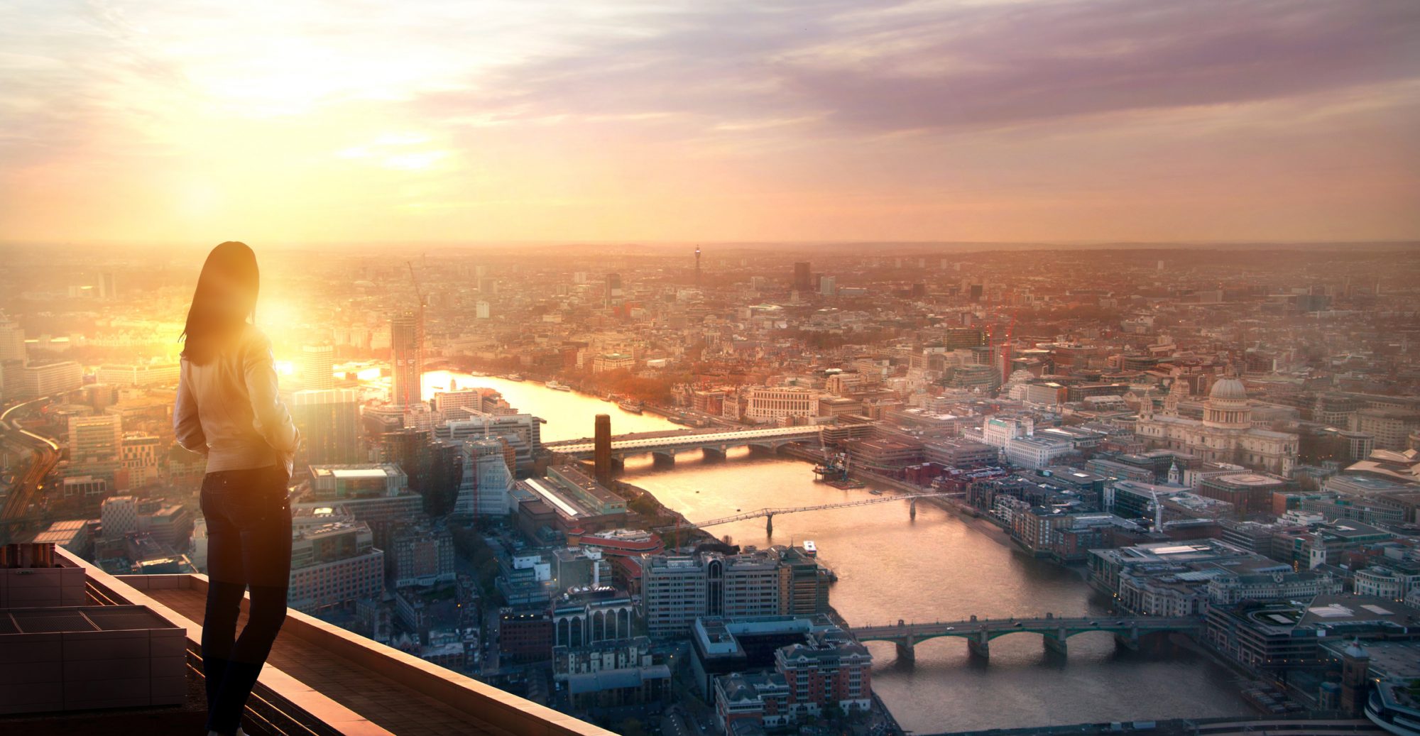 Frau über den Dächern von London mit Blick auf Skyline als Metapher für den Artikel "Bankensektor 2021 – erste Halbzeit ist vielversprechend"