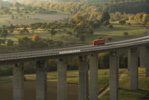 LKW auf der Vinxtbachtalbrücke als Metapher für das Lieferkettensorgfaltspflichtengesetz – Auswirkungen für Banken