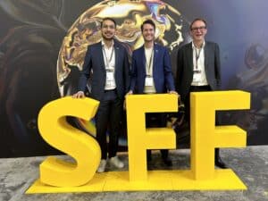 Gruppenfoto unter German Pavilion: Yahya Yousofzai, Julian Schmeing und Wolfgang Schlaffer (v.l.)