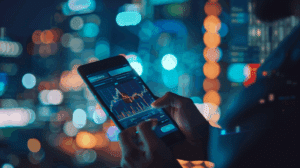 Blick auf Smartphone mit Finanzdaten als Sinnbild für Open Finance: Was erwarten Kund:innen?